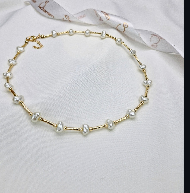 گردنبند ظریف مرواریدهای اشک (Flat Pearl) با جزئیات ظریف طلایی